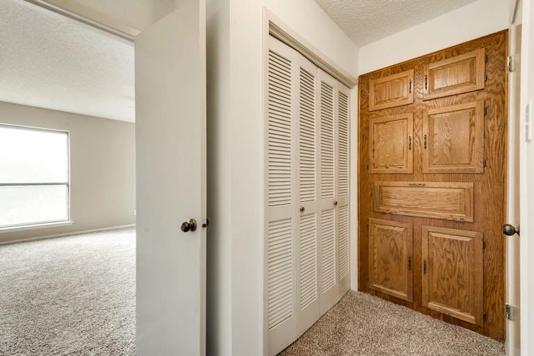 Photo 13 of 28 - 1470 Creekview Ct, Fort Worth, TX 76112