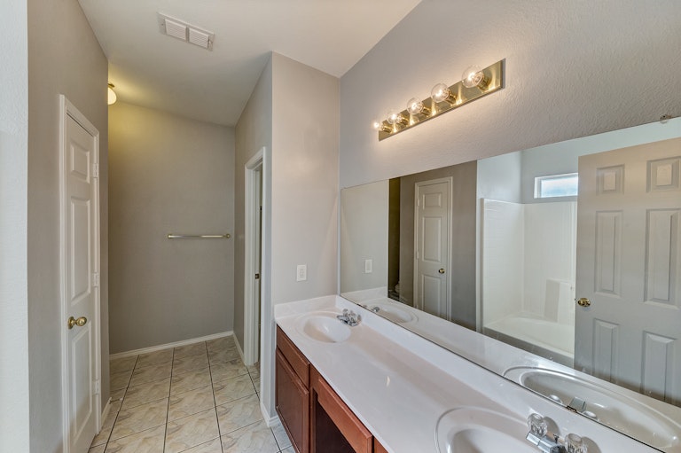 Photo 18 of 33 - 2305 Hickory Ct, Little Elm, TX 75068
