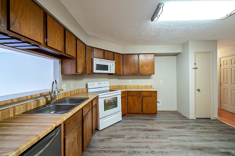 Photo 8 of 32 - 105 Greenshire Dr, League City, TX 77573