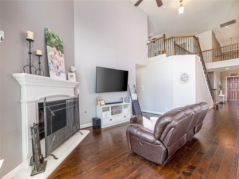 Photo 11 of 35 - 904 Auburn Ct, Savannah, TX 76227