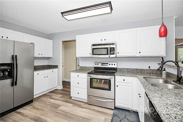 Photo 6 of 24 - 2220 Potter Downs Dr, Waxhaw, NC 28173