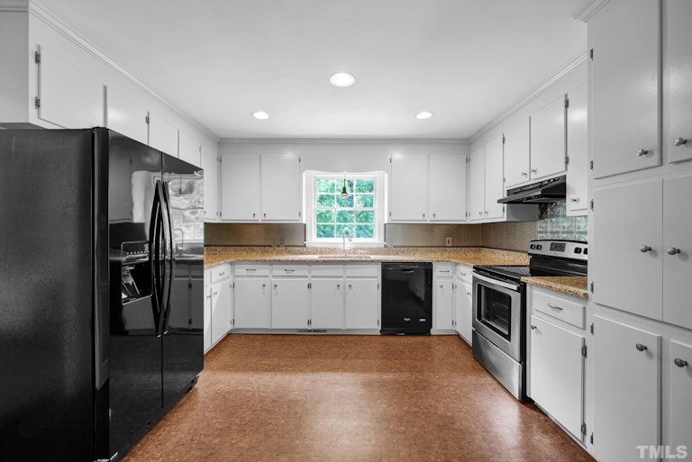 Photo 4 of 18 - 6716 Candlewood Dr, Raleigh, NC 27612