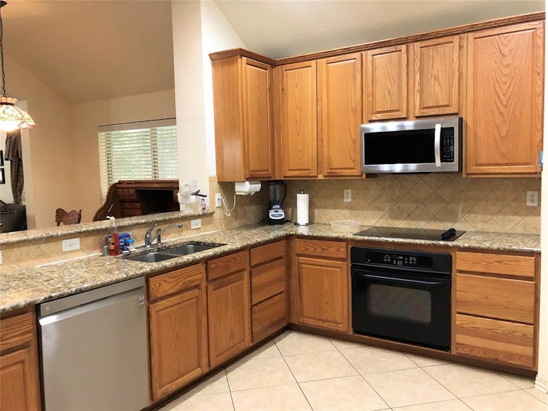 Photo 8 of 33 - 720 Red Elm Ln, Fort Worth, TX 76131