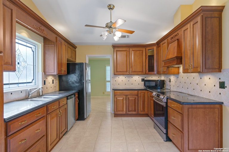 Photo 14 of 29 - 2035 Morning Dove St, San Antonio, TX 78232