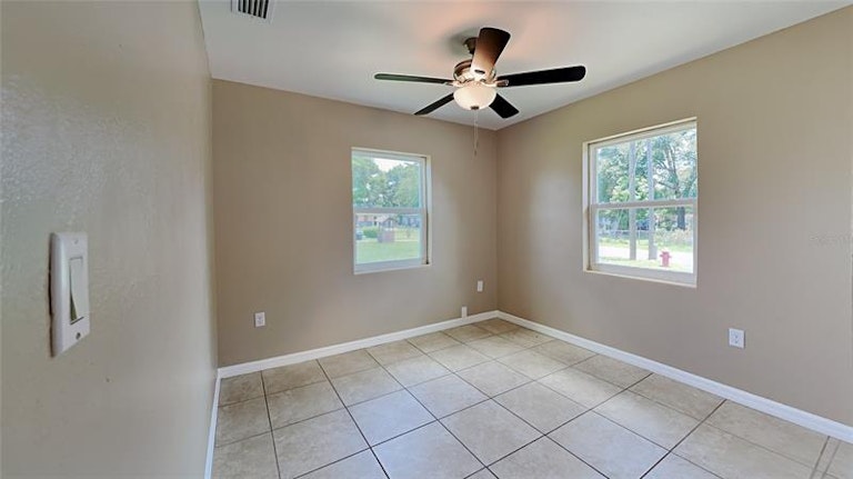 Photo 7 of 10 - 1318 Dora Dr, Leesburg, FL 34748