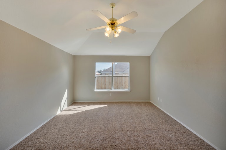 Photo 12 of 25 - 1404 Bluff Oak Way, Fort Worth, TX 76131