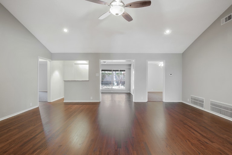 Photo 8 of 26 - 4829 Applewood Rd, Fort Worth, TX 76133