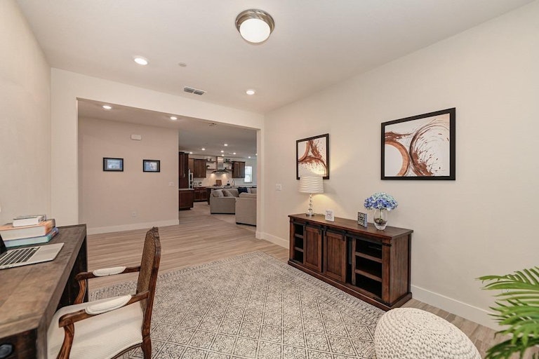 Photo 10 of 32 - 4500 Hummingbird Cir, Folsom, CA 95630