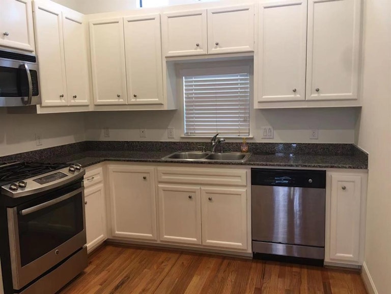 Photo 3 of 18 - 2710 Hullsmith Dr #1001, Houston, TX 77063