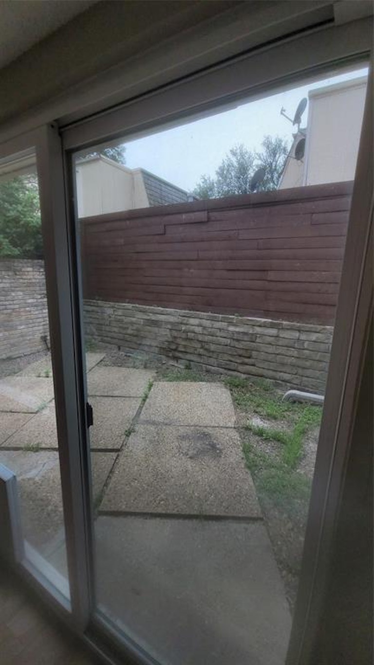 Photo 11 of 39 - 8560 Park Ln #76, Dallas, TX 75231