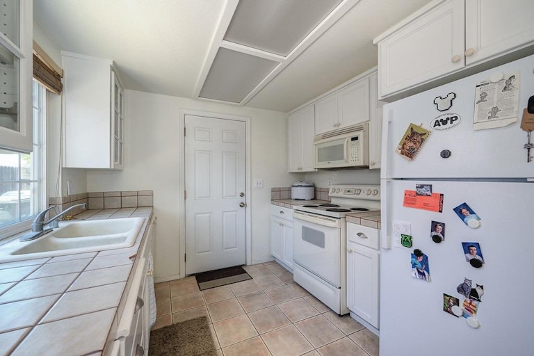Photo 15 of 37 - 660 Tailwind Dr, Sacramento, CA 95838
