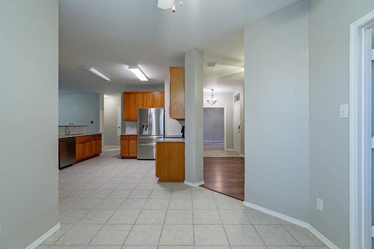 Photo 10 of 23 - 2805 Hudson Xing, McKinney, TX 75072