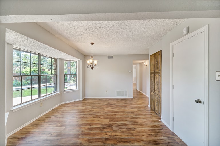 Photo 12 of 29 - 3013 Willow Ln, Bedford, TX 76021