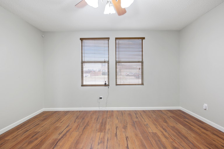 Photo 14 of 32 - 1300 Anna Lea Ln, Burleson, TX 76028