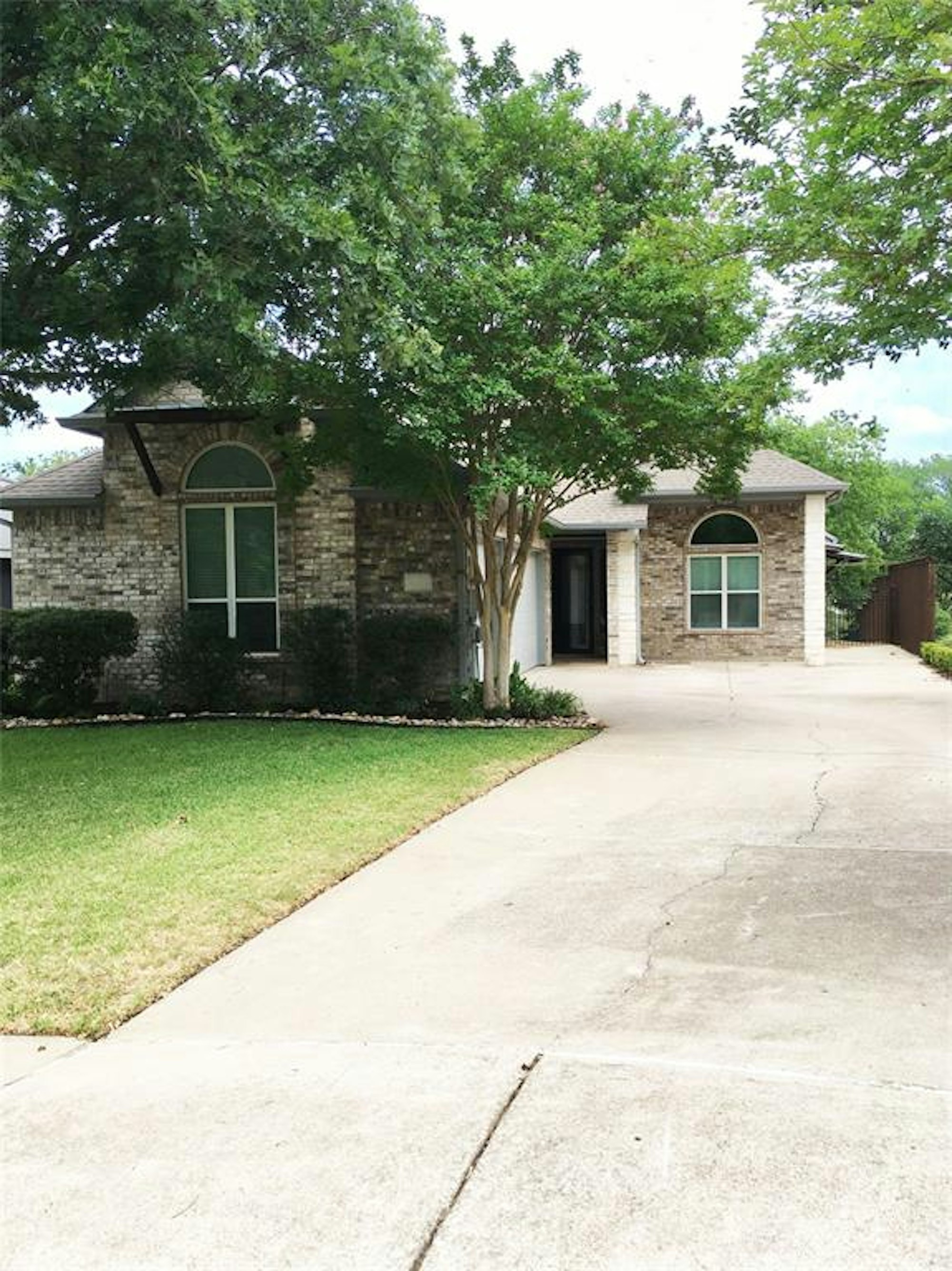 Photo 1 of 40 - 2305 Clearview Ct, Lewisville, TX 75057