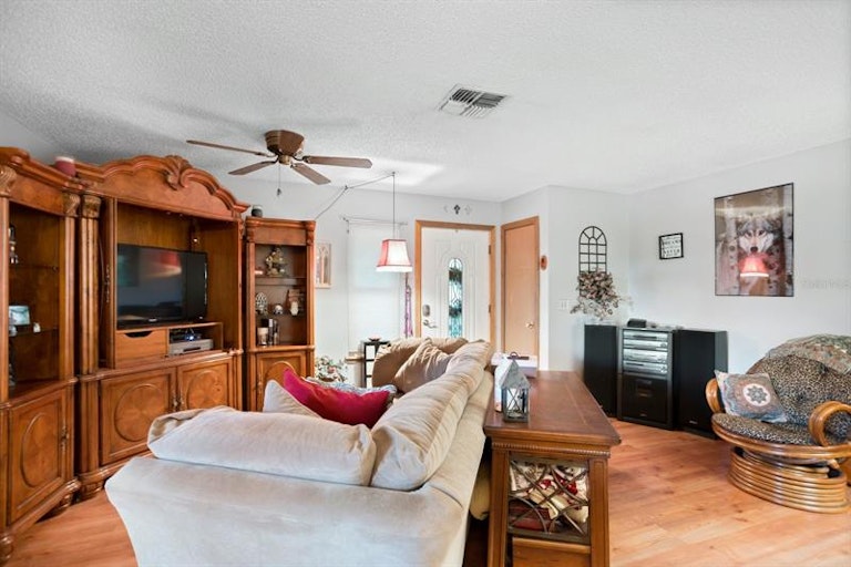 Photo 10 of 38 - 11549 58th St N, Pinellas Park, FL 33782