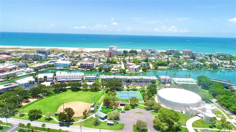 Photo 27 of 29 - 252 Sea Mist Dr, Treasure Island, FL 33706