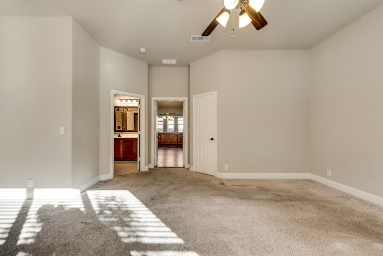 Photo 18 of 37 - 1129 Longhorn Dr, Aubrey, TX 76227