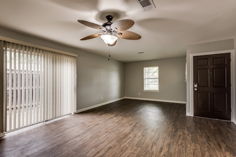 Photo 9 of 23 - 2218 Darrell Ct, Irving, TX 75060