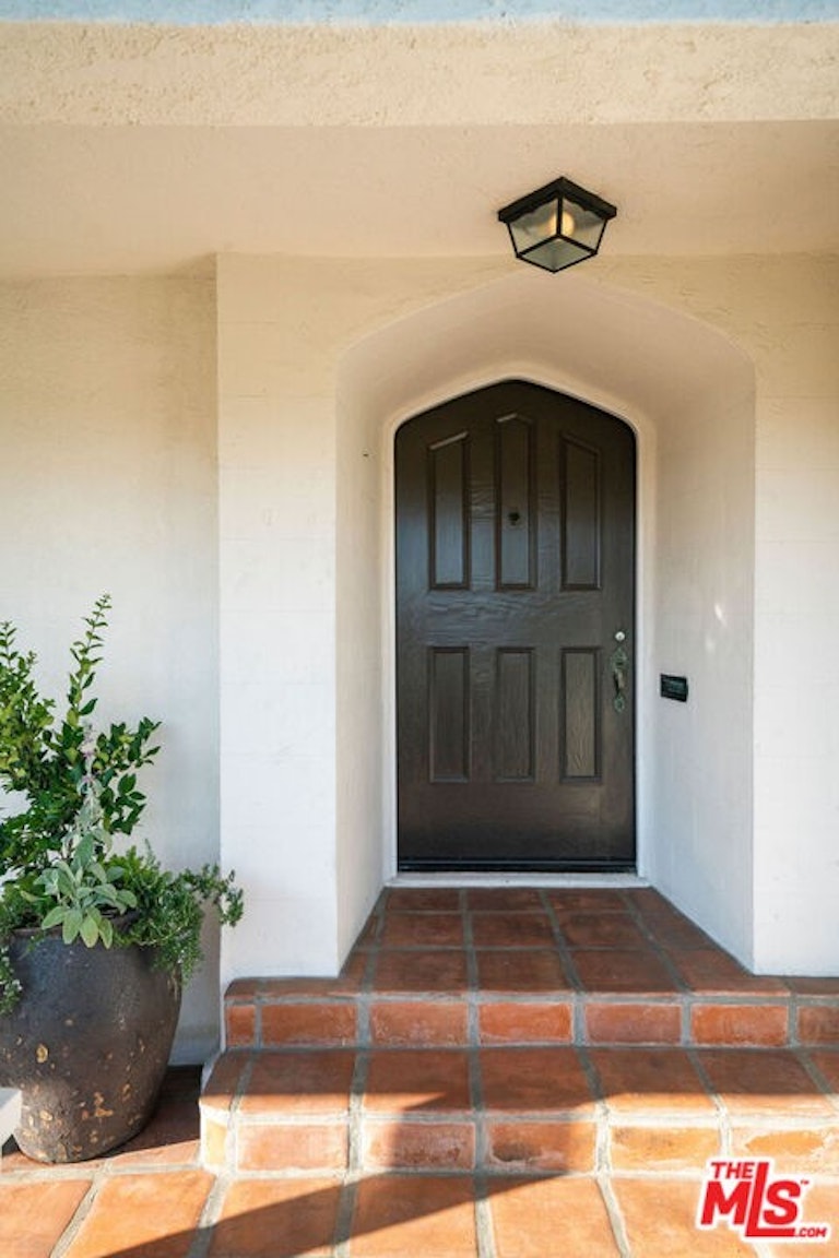 Photo 8 of 51 - 6239 Holly Mont Dr, Los Angeles, CA 90068