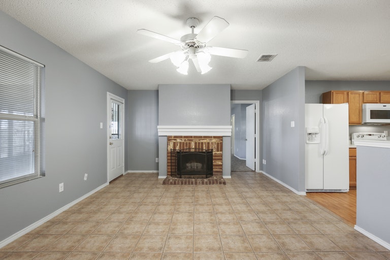 Photo 4 of 28 - 3854 Steeplechase Dr, Fort Worth, TX 76123