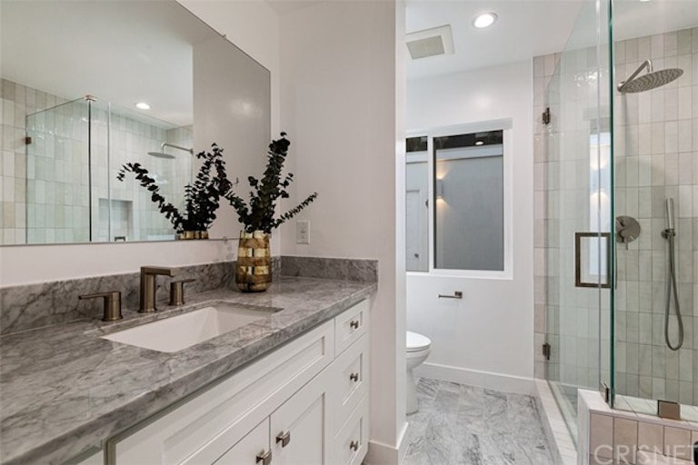 Photo 23 of 33 - 4501 Don Valdes Dr, Los Angeles, CA 90008