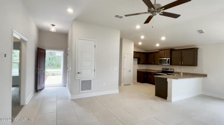 Photo 5 of 11 - 8058 Belsay Cir, Jacksonville, FL 32219