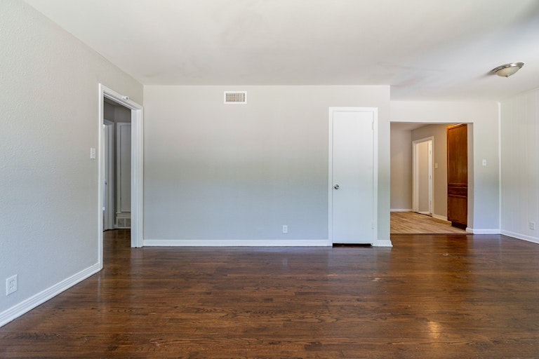 Photo 17 of 25 - 11740 Fernald Ave, Dallas, TX 75218