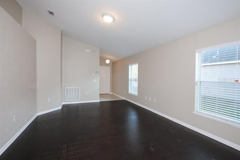 Photo 5 of 25 - 815 Brenton Leaf Dr, Ruskin, FL 33570