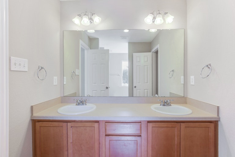 Photo 16 of 26 - 937 Willow Crest Dr, Midlothian, TX 76065