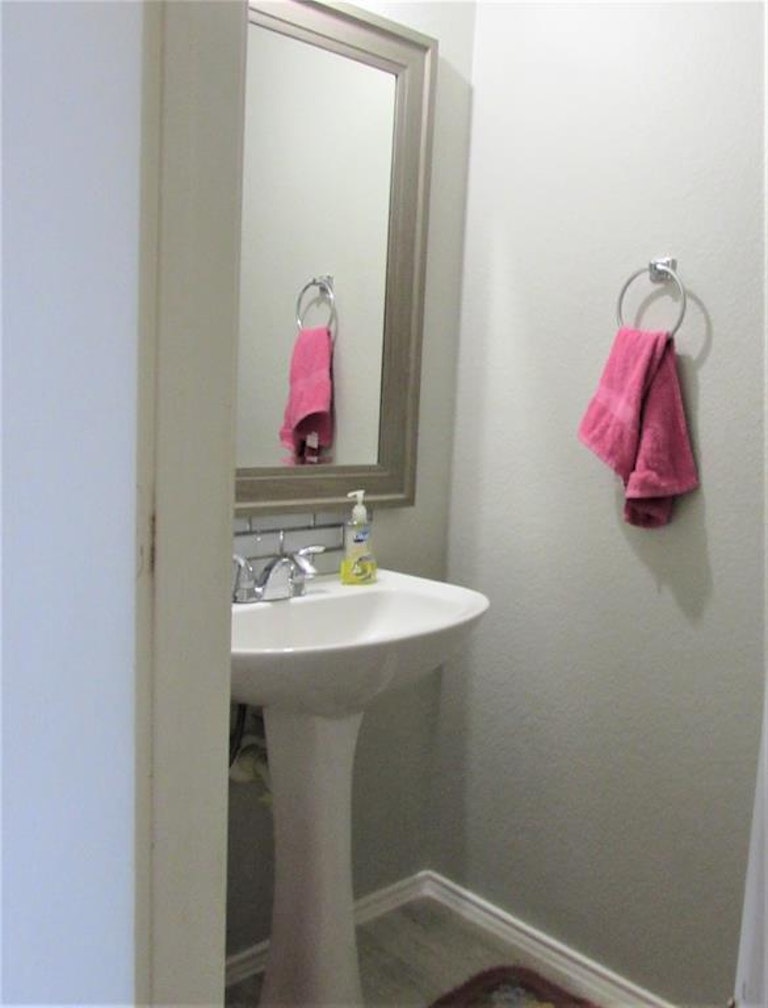 Photo 17 of 32 - 1345 Mill Wood Ln, Garland, TX 75040