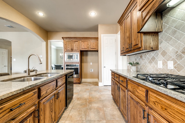 Photo 10 of 32 - 1640 San Andres Dr, Frisco, TX 75033