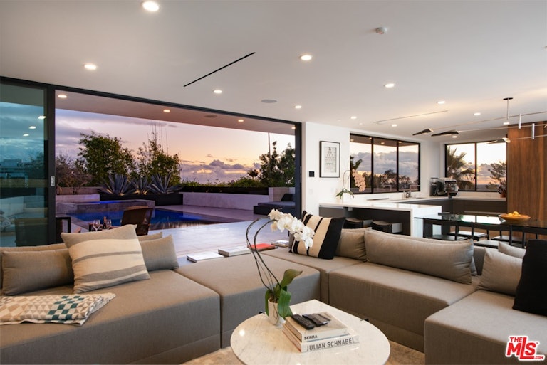 Photo 6 of 41 - 9393 Sierra Mar Dr, Los Angeles, CA 90069