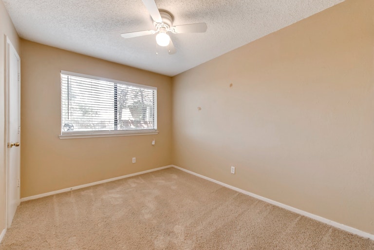 Photo 18 of 25 - 419 Thorn Wood Dr, Euless, TX 76039