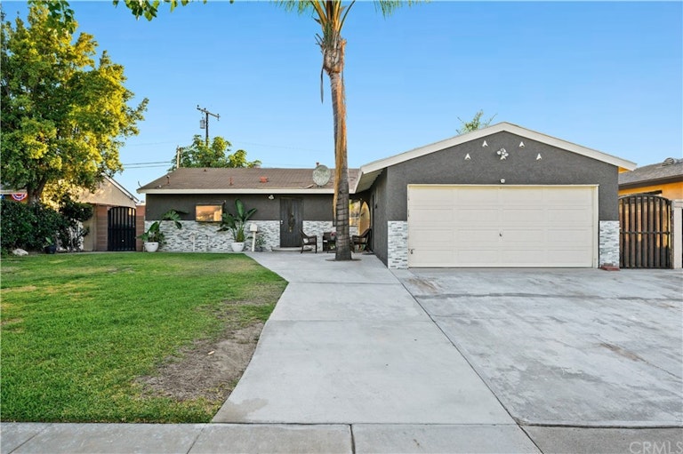 Photo 1 of 52 - 1325 S Moonstone St, Anaheim, CA 92804
