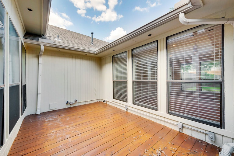 Photo 16 of 29 - 18516 Bay Pines Ln, Dallas, TX 75287