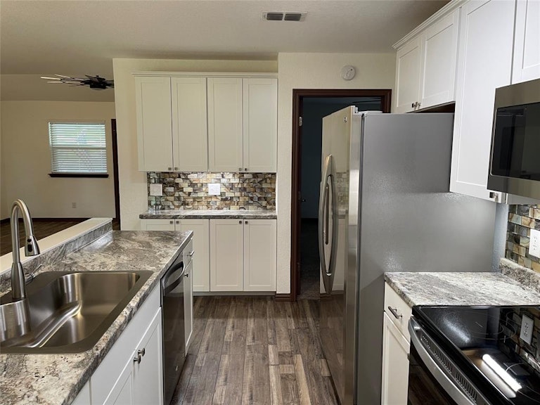 Photo 11 of 40 - 208 Guinevere Dr, Weatherford, TX 76086