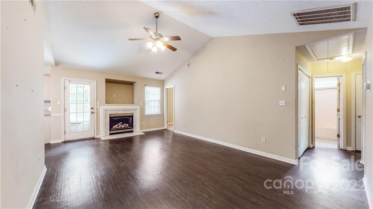 Photo 5 of 32 - 11841 Winter Pine Ln, Charlotte, NC 28269