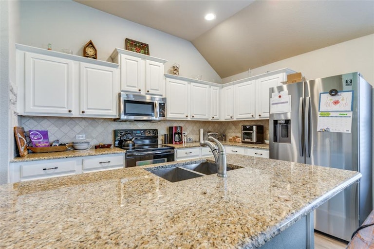 Photo 4 of 11 - 15401 Yarberry Dr, Roanoke, TX 76262