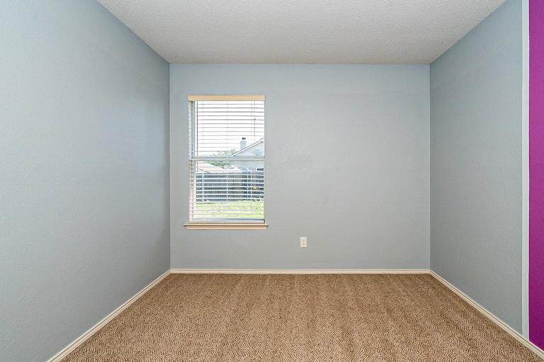 Photo 15 of 25 - 10252 Dawson Trl, Fort Worth, TX 76108