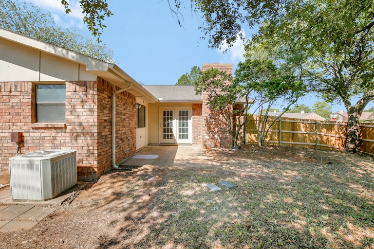 Photo 24 of 25 - 2324 Chinaberry Dr, Bedford, TX 76021