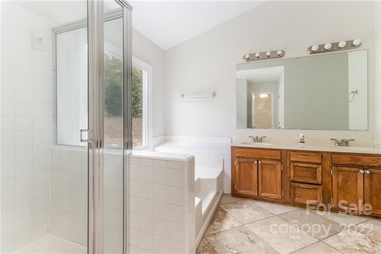 Photo 8 of 32 - 11231 Shandon Way Ln, Charlotte, NC 28262