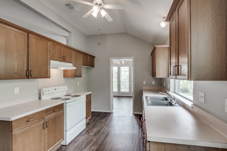 Photo 13 of 28 - 6910 Todd Ln, Sachse, TX 75048