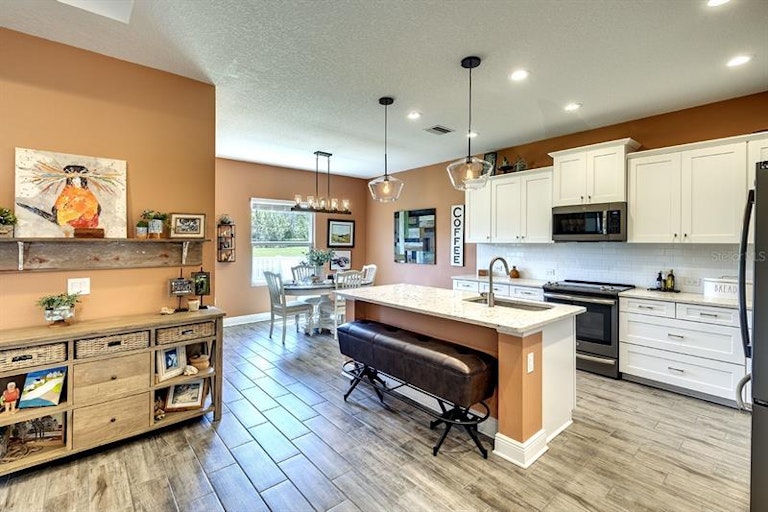 Photo 10 of 39 - 1124 Thornbury Dr, Parrish, FL 34219