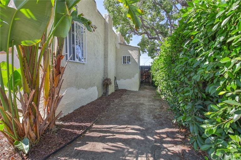 Photo 28 of 31 - 601 W 108th St, Los Angeles, CA 90044