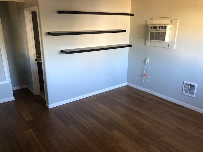 Photo 14 of 19 - 5080 Enrico Blvd, Sacramento, CA 95820