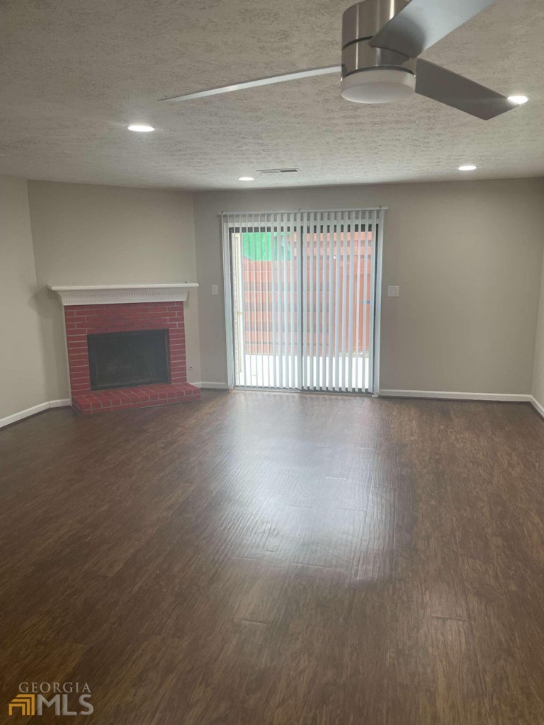 Photo 5 of 18 - 2926 Webb Bridge Rd, Alpharetta, GA 30009