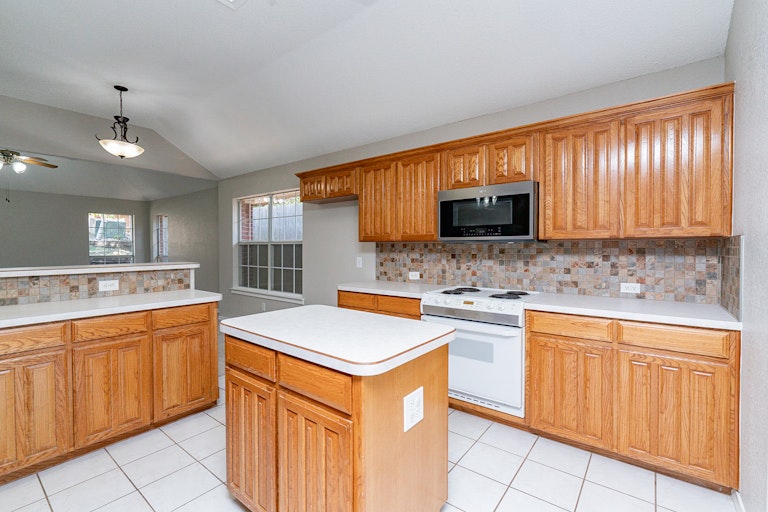 Photo 8 of 25 - 10170 Meadowcrest Dr, Benbrook, TX 76126