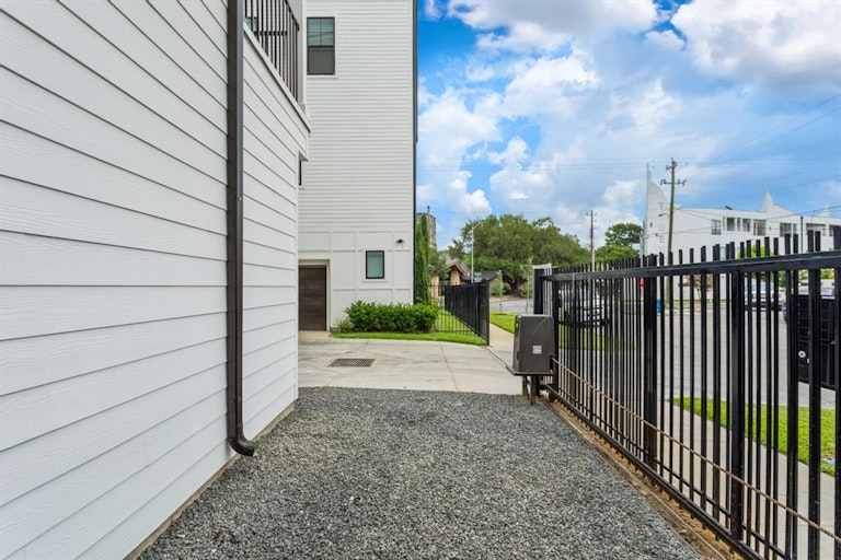 Photo 34 of 39 - 1402 Missouri St Unit E, Houston, TX 77006