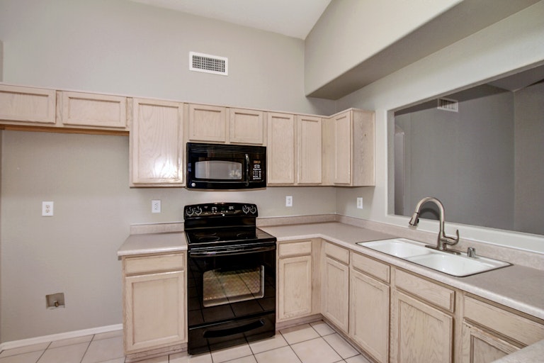 Photo 7 of 25 - 13404 W Ocotillo Ln, Surprise, AZ 85374